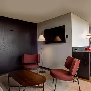 4* ホテル Radisson Red